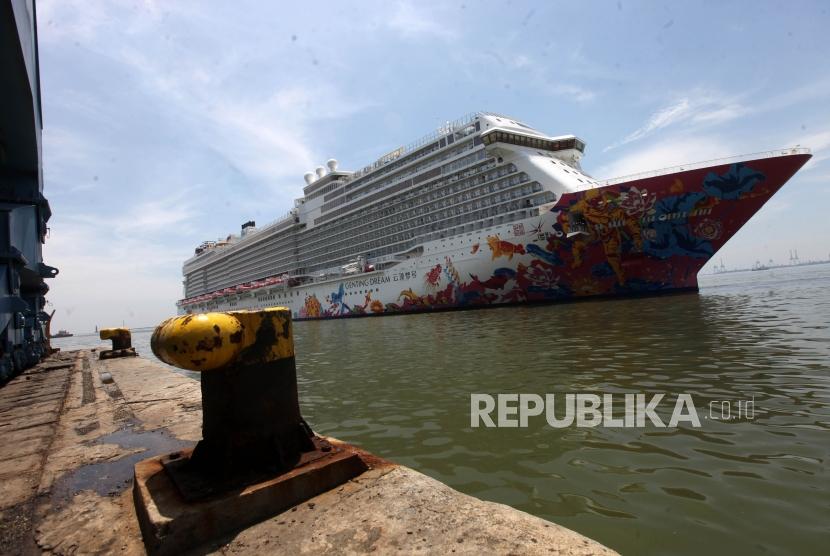Kapal Pesiar Dream Cruises melintas saat akan bersandar di Pelabuhan Tanjung Priok, Jakarta, Rabu (4/4).
