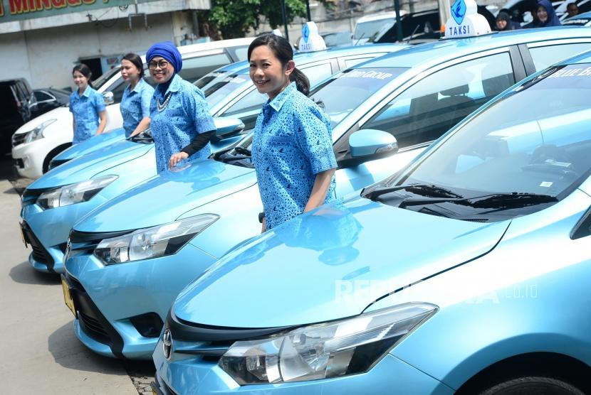 MENJEMPUT PENUMPANG. President Director Blue Bird Group Holding Noni Purnomo dan beberapa jajaran direksi perempuan Blue Bird Group berfoto di depan armada Blue Bird, di Jakarta, Sabtu (21/4).