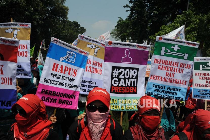 Sejumlah aliansi buruh berjalan menuju Istana Negara pada peringatan Hari Buruh Internasional di Jakarta, Selasa (1/5).