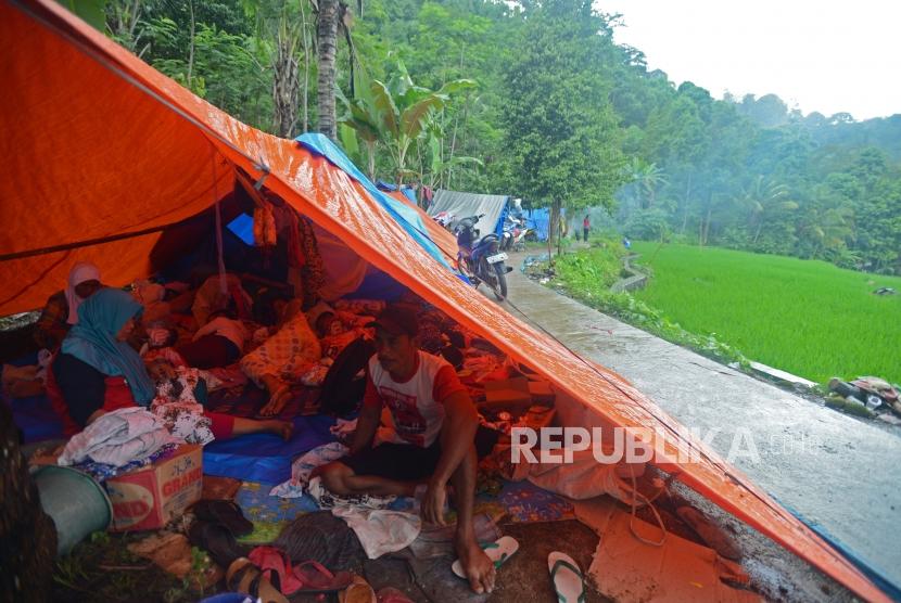 Sejumlah pengungsi beraktivitas di kawasan Rajabasa, Lampung Selatan, Kamis (27/12).