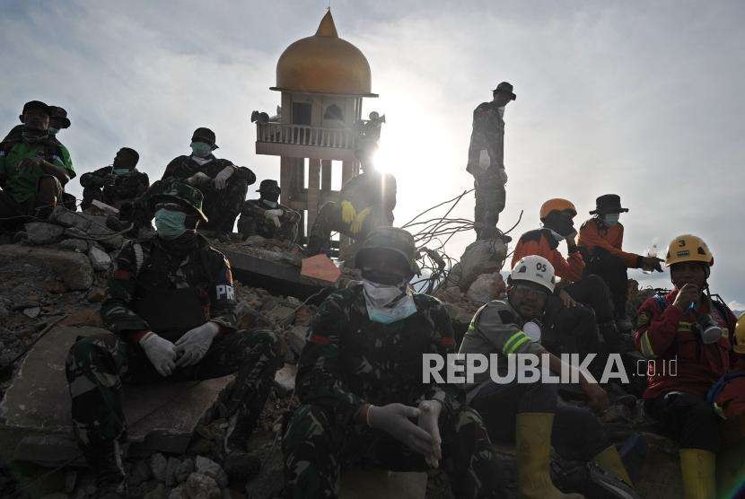 Tim SAR gabungan beristirahat disela proses evakuasi korban di Perumnas Balaroa, Palu, Sulawesi Tengah, Ahad (7/10).