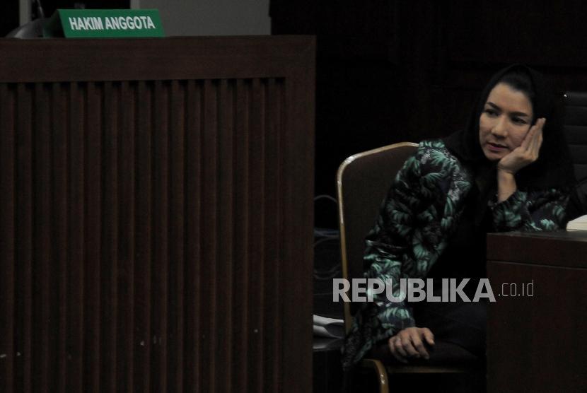 Terdakwa kasus suap pemberian izin lokasi perkebunan di Kutai Kartanegara Rita Widyasari saat menjalani sidang lanjutan di Pengadilan Tipikor, Jakarta, Rabu (14/3).