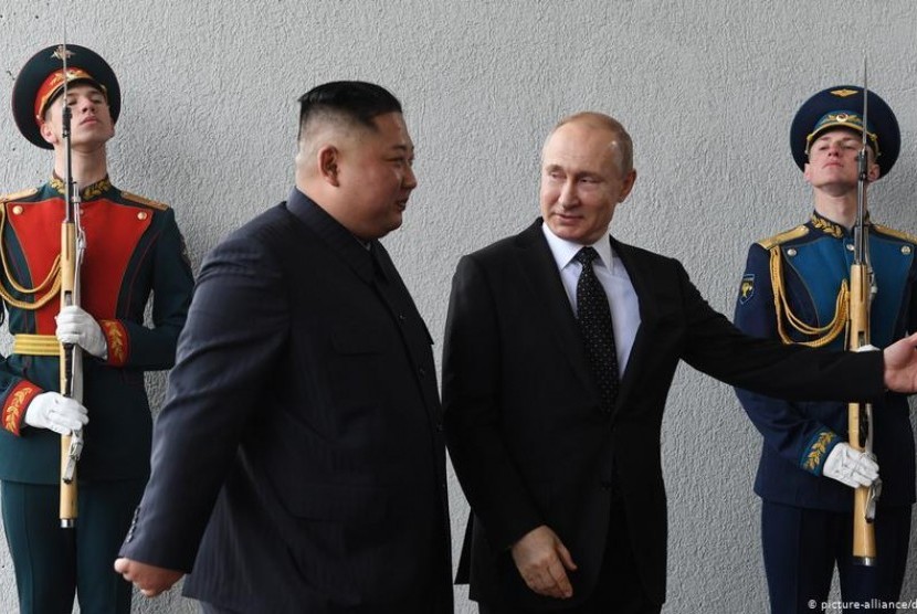 Kim Jong Un dan Vladimir Putin Berjabat Tangan di Vladivostok