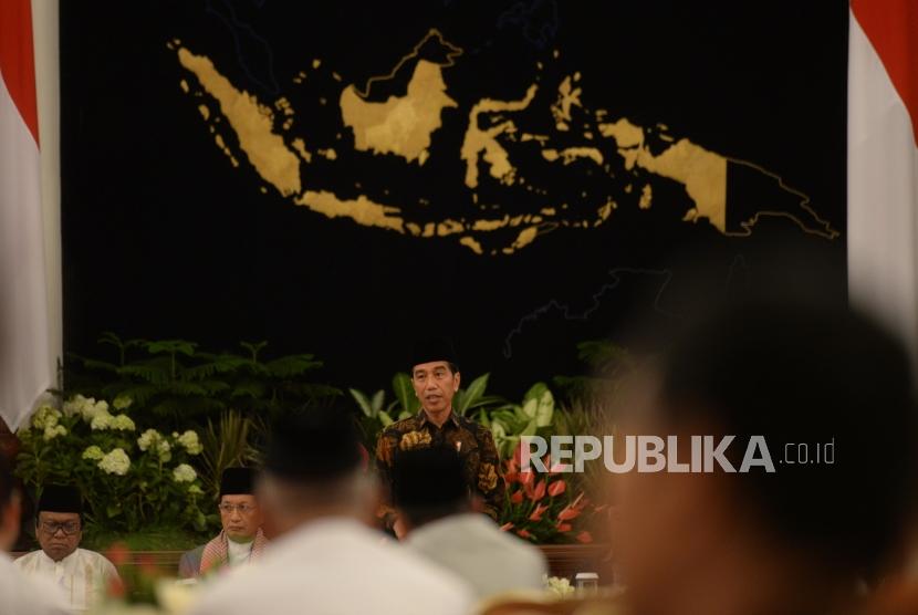 President Joko Widodo delivers his speech during a fast-breaking gathering with heads of state institutions, cabinet ministers, Islamic leaders, members of the boards of Kadin (chamber of commerce and industry) and Hipmi (young entrepreneurs association) at the state palace, Jakarta, on Friday.