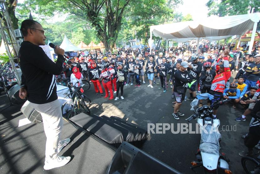 Pemimpin Redaksi Republika Irfan Junaidi memberikan sambutan pada acara Go West Java Bandung Lautan Api, di halaman parkir Gedung Sate, Kota Bandung, Ahad (31/3).