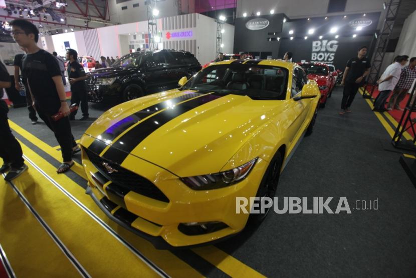 Suasana Pameran otomotif Indonesia International Motor Show (IIMS) 2019 di JIExpo Kemayoran, Jakarta, Kamis (25/4).