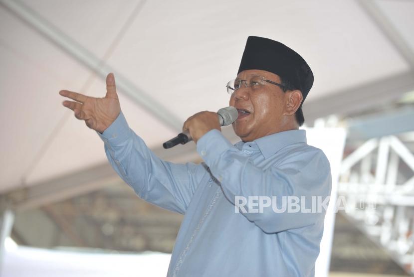 Calon Presiden no urut 2., Prabowo Subianto  memberikan sambutan  dalam Deklarasi Gerakan Emas (Gerakan Emak dan Anak Minum Susu) di Stadion Klender, Jakarta, Rabu (24/10).