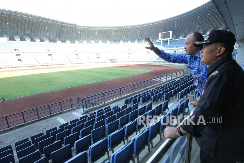Wali Kota Bandung Oded M danial (bertopi) meninjau Stadion Gelora Bandung Lautan Api (GBLA), Kota Bandung, Rabu (17/7).
