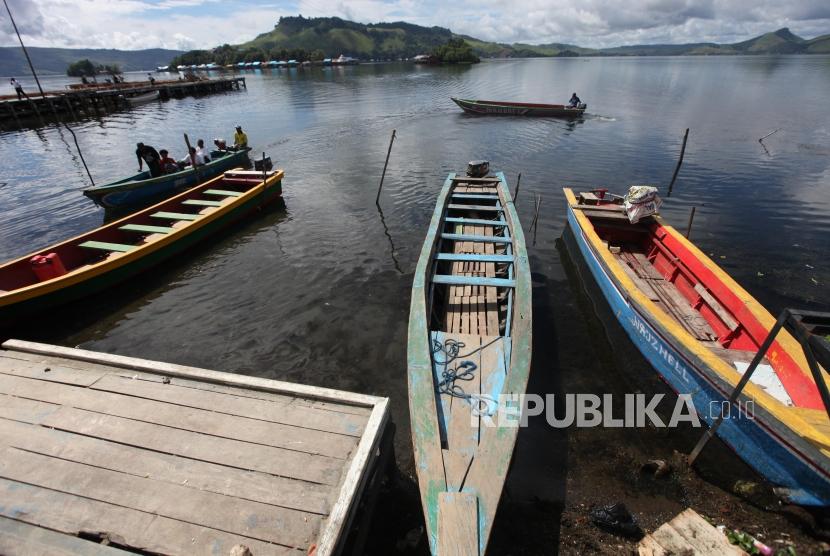 Perahu bersandar di dermaga Danau Sentani, Kabupaten Jayaura, Papua, Senin (13/11).