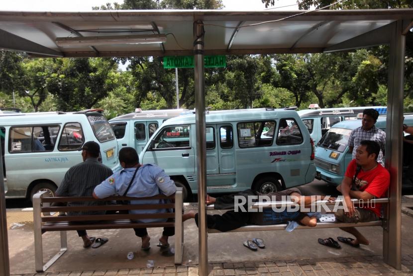 Aktivitas sopir angkot jurusan Tanah Abang saat menunggu rekannya bertemu dengan Pemprov DKI di Balai Kota, Jakarta, Rabu (31/1).