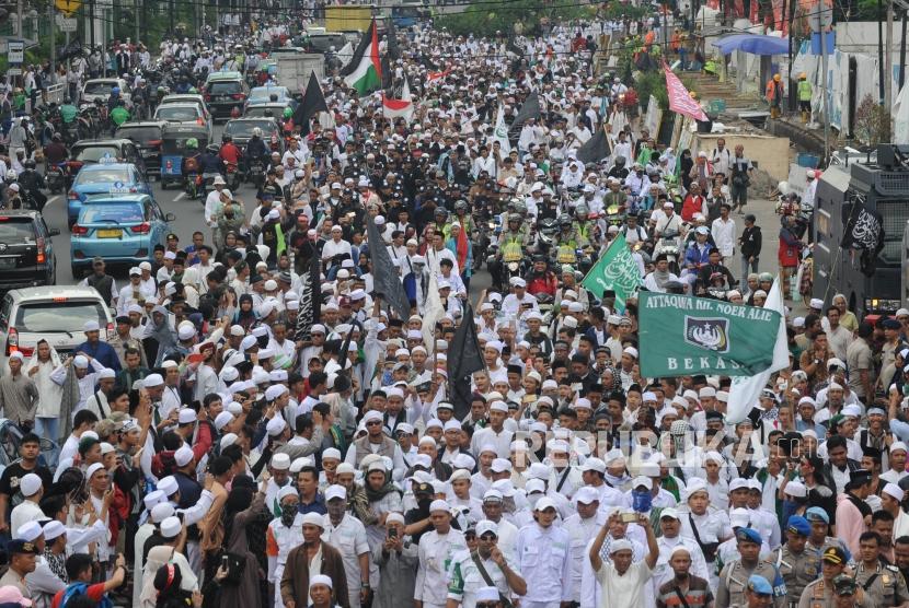 Ribuan umat muslim  dari berbagai ormas melakukan aksi menuntut tangkap dan penjarakan sukmawati Soekarno Putri yang di lakakukan di depan kantor Bareskrim Mabes Polri, Jakarta, Jumat (6/4).