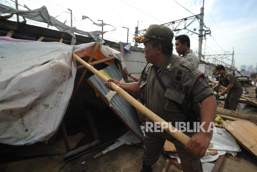 Penertiban. Satuan Polisi Pamong Praja Pemprov DKI Jakarta  melakukan  penertiban di jalur inspeksi kanal banjir barat, Jakarta Pusat, Senin (13/11).