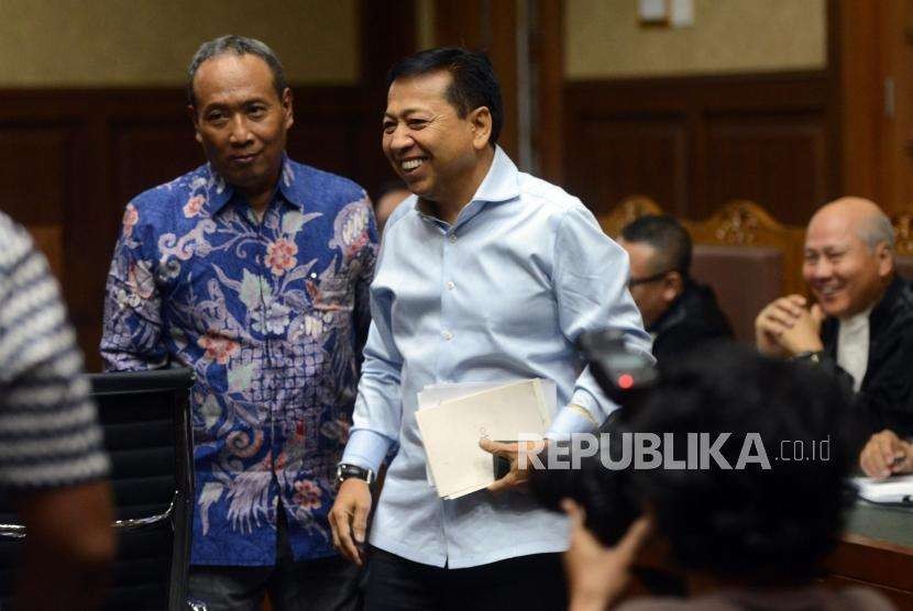 Mantan Ketua DPR Setya Novanto dan Mantan Direktur Dukcapil Kemendagri Sugiharto saat akan mengikuti sidang di Pengadilan Tipikor, Jakarta, Selasa (18/9).