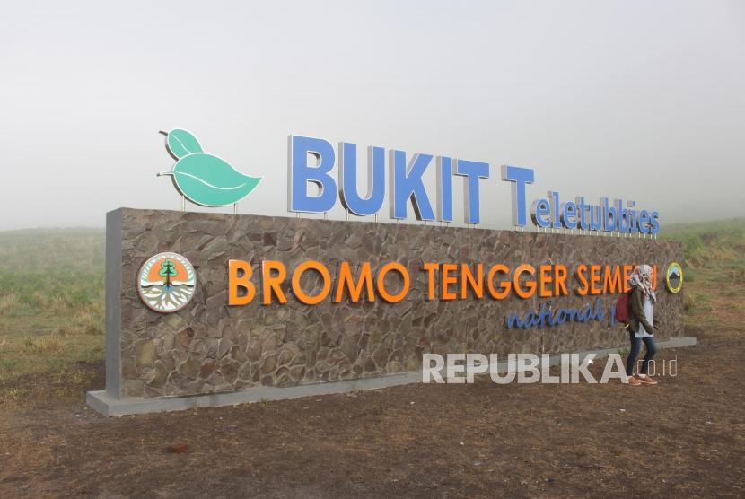 Tugu bukit teletubbies tampak di kawasan Gunung Bromo, Probolinggo, Jawa Timur.