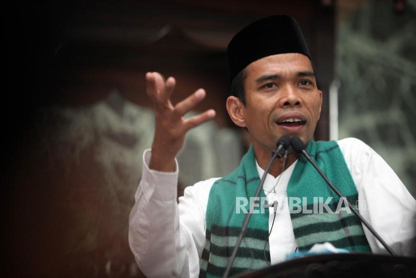 Ustadz Abdul Somad menyampaikan tausiyahnya saat Kuliah Dhuha di Masjid Agung Sunda Kelapa, Jakarta, Ahad (4/2).