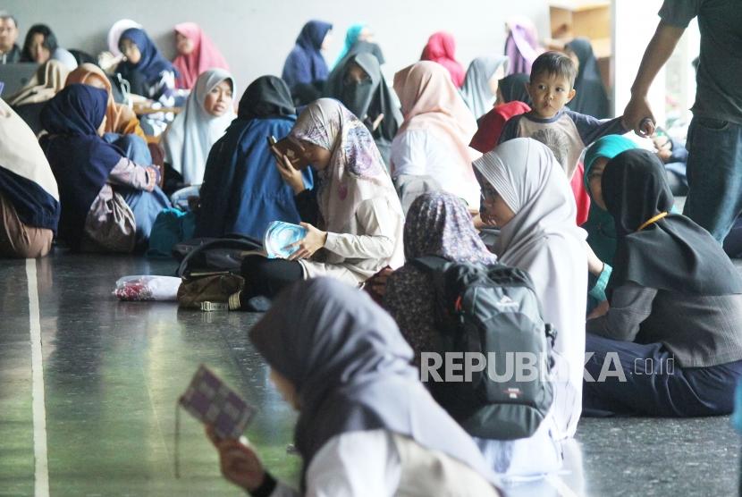 Saat Ramadhan serambi Masjid Salman Institut Teknologi Bandung.