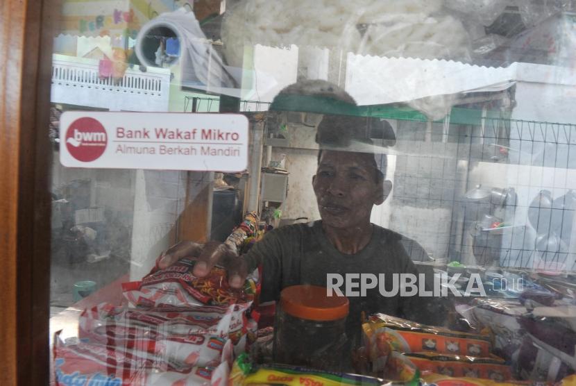 Seorang nasabah Bank Wakaf Mikro (BWM) menata dagangannya di Pondok Pesantren Al-Munawwir, Krapyak, Yogyakarta. ilustrasi