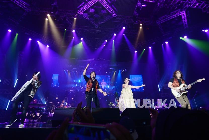 Penampilan  Kla Project feat Cristi dalam konser tunggal yang bertajuk Karunia Semesta di Jakarta, Convention Center, Jakarta, Kanmis (6/12).