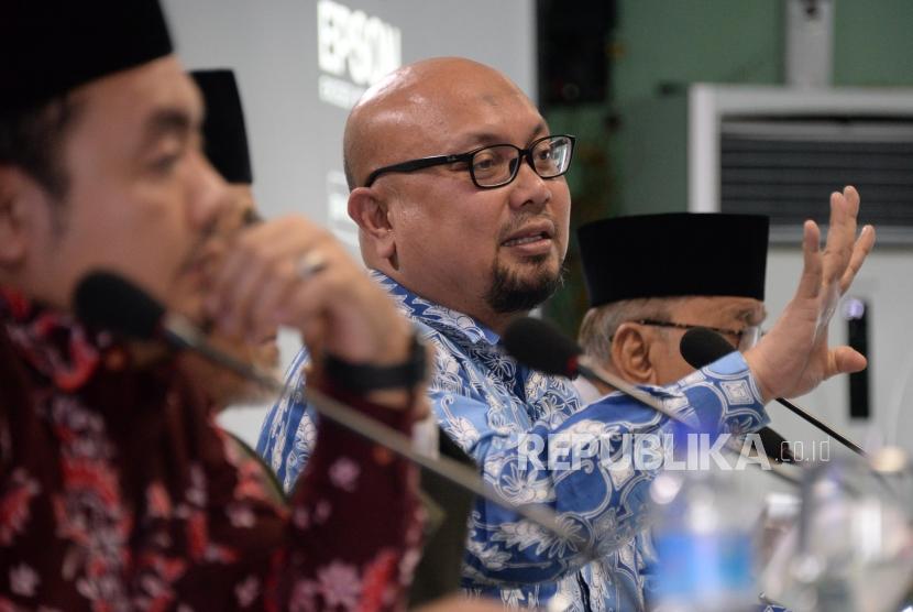 Komisioner KPU Ilham Saputra memaparkan pandangannya ketika menjadi narasumber dalam Rapat Pleno ke-35 Dewan Pertimbangan MUI di Kantor MUI,Jakarta, Rabu (13/2).