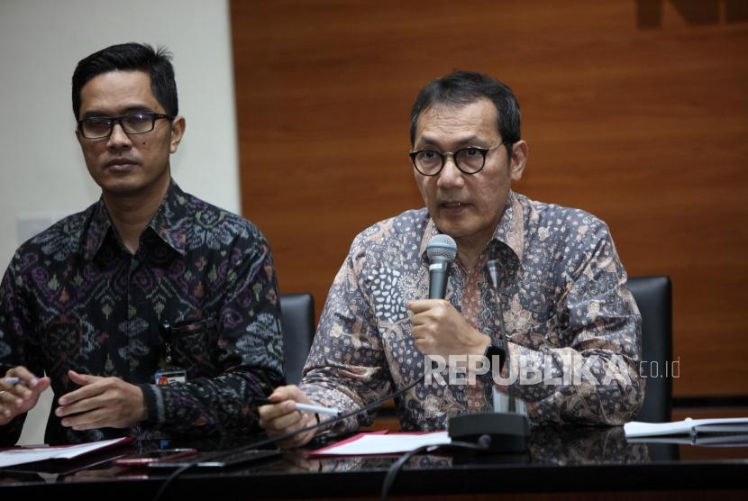 Wakil Ketua KPK Saut Situmorang (kanan) didampingi Jubis KPK Febri Diansyah (kiri) memberikan keterangan kepada media saat konferensi pers di  Gedung KPK, Jakarta, Jumat (10/11).