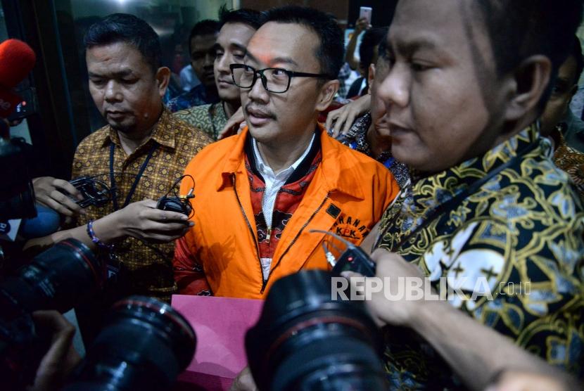 Mantan Menteri Pemuda dan Olahraga Imam Nahrawi mengenakan rompi tahanan seusai menjalani pemeriksaan di Gedung KPK, Jakarta, Jumat (27/9).