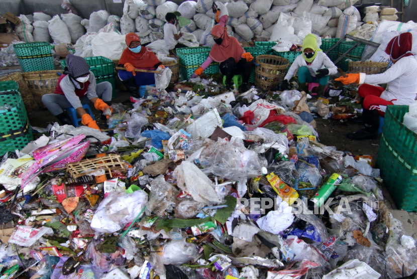 Pekerja memilah sampah yang akan diproduksi menjadi BBM di Kedungrejo, Muncar, Banyuwangi, Jawa Timur, Jumat (20/11/2020). Pengelola mengatakan alat tersebut  mampu mengolah satu ton sampah plastik untuk menghasilkan 700 liter solar dex, 100 liter premium, minyak tanah dan minyak mentah. 