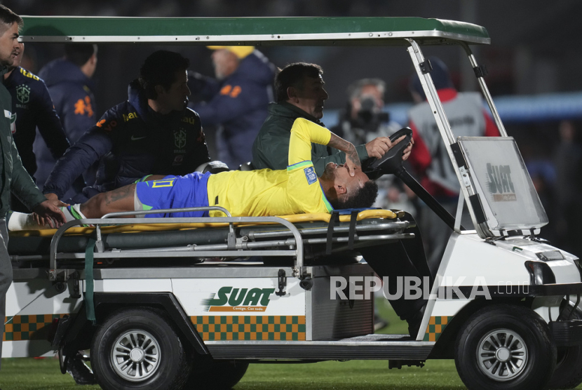 Pemain Brasil Neymar mengalami cedera dan harus dibawa ke luar lapangan saat bertanding melawan Uruguay pada pertandingan Kualifikasi Piala Dunia 2026 di Stadion Montevideo, Uruguay, Rabu (18/10/2023) pagi. 