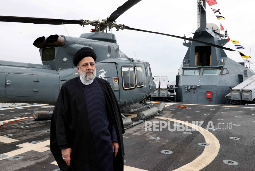 Presiden Iran Ebrahim Raisi mengunjungi pangkalan angkatan laut Korps Pengawal Revolusi Iran (IRGC) di kota Bandar Abbas, Iran selatan, 02 Februari 2024.