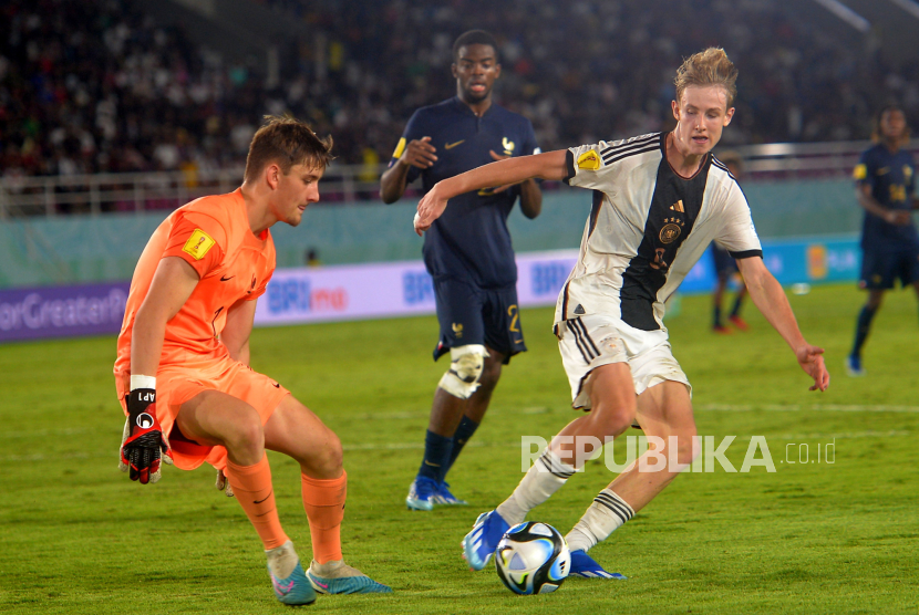 Peyerang Timnas U17 Jerman, Moerstedt mencoba mengecoh kiper Timnas U17 Perancis Paul Argney saat pertandingan Final Piala Dunia U17 2023 di Stadion Manahan, Surakarta, Jawa Tengah, Sabtu (2/12/2023).