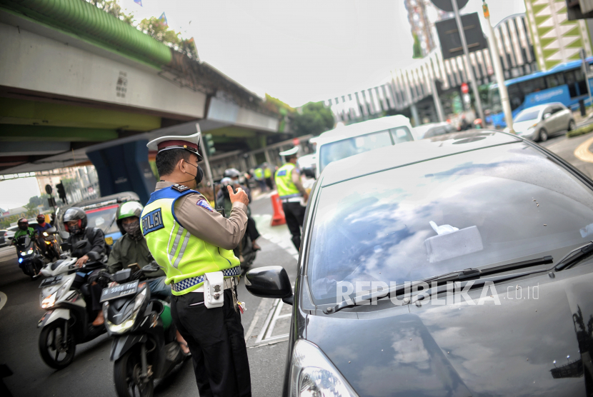 Petugas Kepolisian memberhentikan pengendara yang menggunakan pelat nomor ganjil saat sosialisasi perluasan aturan ganjil genap di Kawasan Kramat Raya, Jakarta, Senin (6/6/2022). Per Senin (13/6/2022), pelanggaran terhadap perluasan ganjil-genap mulai ditindak.