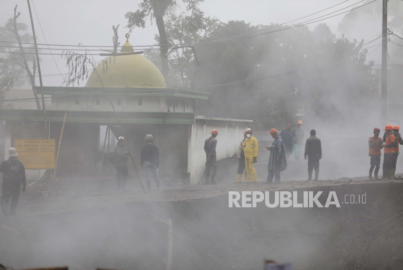  Tim penyelamat terlihat melalui asap dari material vulkanik panas dari letusan Gunung Semeru. Warga Dusun Sumberlangsep, Candipuro, Lumajang terisolasi akibat lahar dingin Semeru.