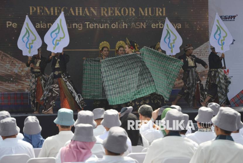 Para penari menunjukan sarung Majalaya saat saat acara Pemecahan Rekor MURI Pemakaian Sarung Tenun oleh ASN Terbanyak yang digelar di Gedung Sate, Kota Bandung, Jumat (22/11/2024). Kegiatan yang diikuti ASN se-Jabar ini bertujuan mendukung Gerakan Nasional Bangga Buatan Indonesia (BBI) dan Bangga Berwisata di Indonesia (BBWI) serta mempromosikan sarung Majalaya, dan mendorong belanja produk UMKM.