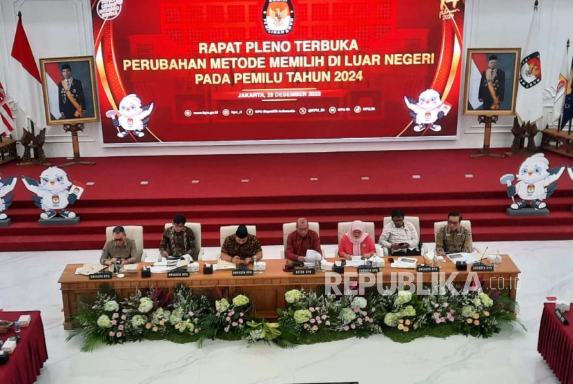 Pimpinan KPU RI menggelar rapat pleno terbuka membahas pengubahan metode memilih di luar negeri di Kantor KPU RI, Jakarta Pusat, Kamis (28/12/2023).