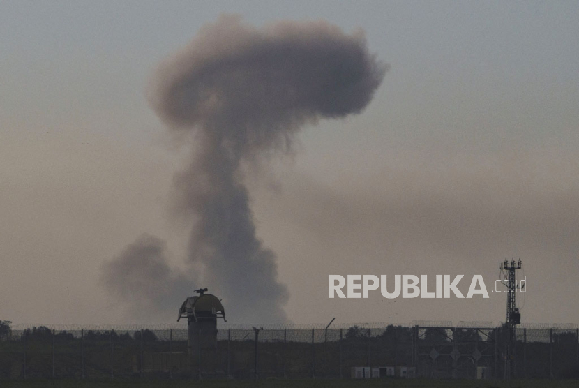 Asap mengepul di langit Kota Rafah, selatan Gaza menyusul aksi bombardir oleh militer Israel, pada Senin (12/2/2024). 