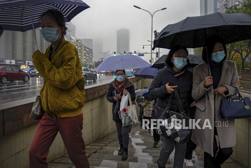  Orang-orang yang memakai masker wajah di Beijing, China, ilustrasi