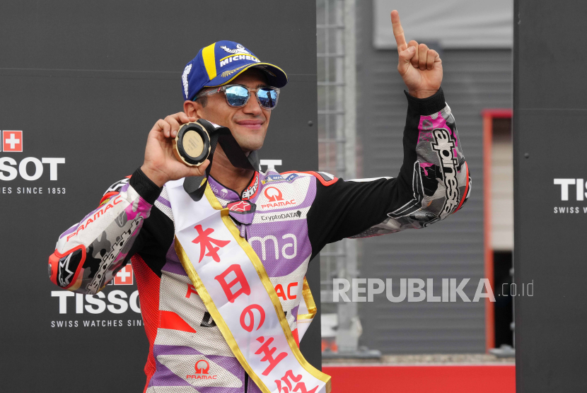 Pembalap MotoGP Spanyol dari Prima Pramac Racing Jorge Martin melakukan selebrasi seusai memenangkan balapan MotoGP Jepang di Motegi, Prefektur Tochigi, Jepang, Ahad (1/10/2023).