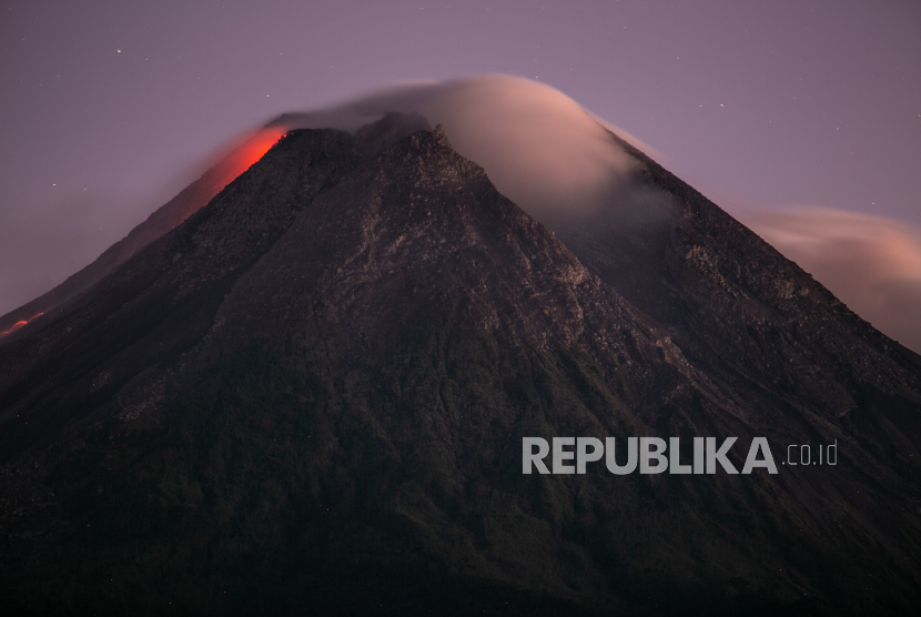 Luncuran lava pijar Gunung Merapi terlihat dari Cangkringan, Sleman, DI Yogyakarta, Ahad (15/8/2021). 