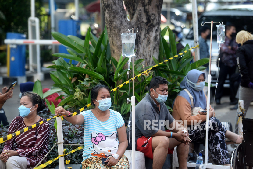 Sejumlah pasien berada didekat tenda darurat RSUD Chasbullah Abdulmajid Kota Bekasi, Jawa Barat, Jumat (25/6). Puluhan pasien yang dirawat ditenda darurat tersebut belum tentu menderita Covid-19, mereka akan diperiksa lebih dahulu dengan swab PCR sembari dilakukan perawatan. Melonjaknya kasus Covid-19 di Kota Bekasi dalam beberapa hari terakhir mengakibatkan penuhnya tingkat keterisian tempat tidur di rumah sakit tersebut. Prayogi/Republika