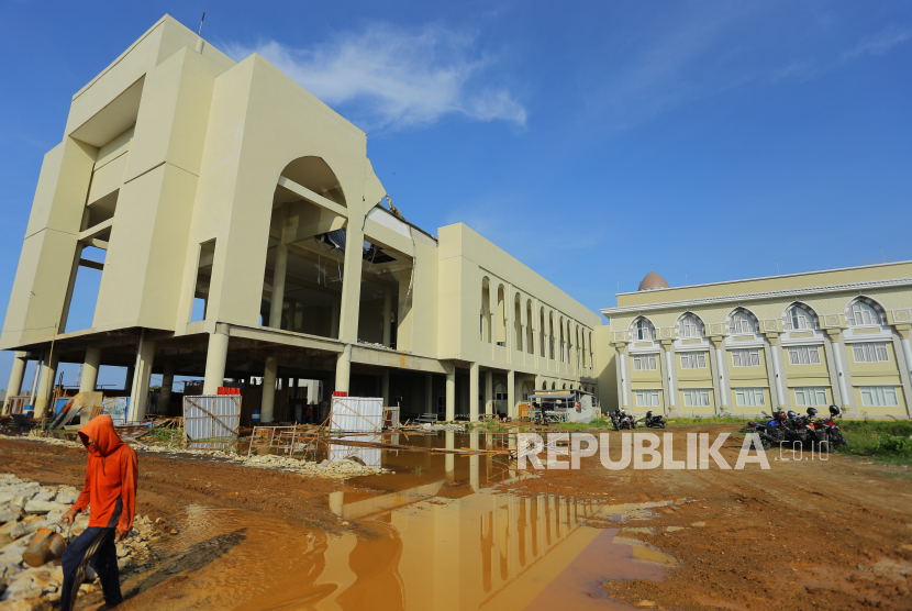 Pekerja menyelesaikan pembangunan asrama embarkasi haji di Indramayu, Jawa barat, Rabu (3/11/2021). Pembangunan asrama embarkasi dengan anggaran senilai Rp460 miliar tersebut ditargetkan selesai pada tahun 2024 dan diharapkan mampu menjadi sarana pendukung untuk mewujudkan Bandara Internasional Jawa Barat (BIJB) Kertajati sebagai bandara embarkasi haji. Asrama Haji Indramayu Siap Digunakan Jamaah Haji dari Tujuh Daerah