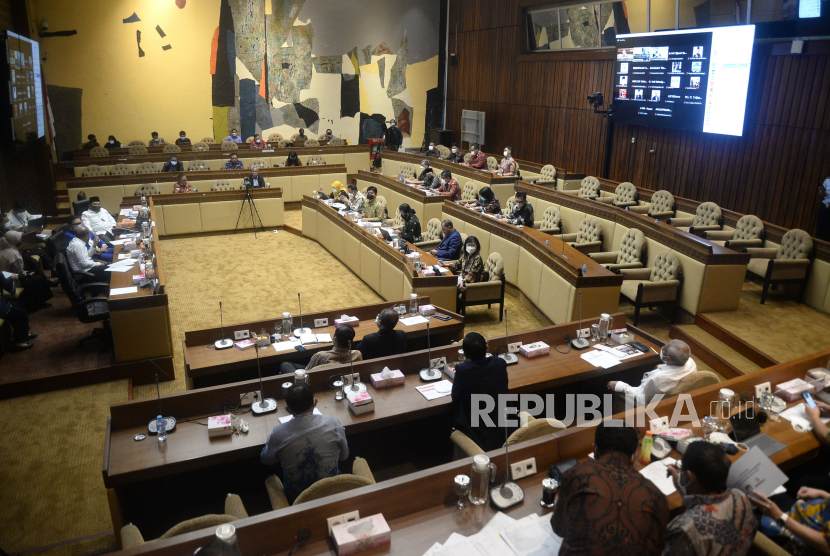 Ketua Tim Seleksi Calon Anggota KPU-Bawaslu Juri Ardiantoro (tiga kiri) bersama para anggota Tim Seleksi Calon Anggota KPU-Bawaslu mengikuti Rapat Dengar Pendapat Umum (RDPU) dengan Komisi II DPR di Kompleks Parlemen, Senayan, Jakarta, Selasa (2/11). Rapat tersebut membahas laporan dan audiensi Tim Seleksi Calon Anggota KPU dan Bawaslu Masa Jabatan 2022-2027.