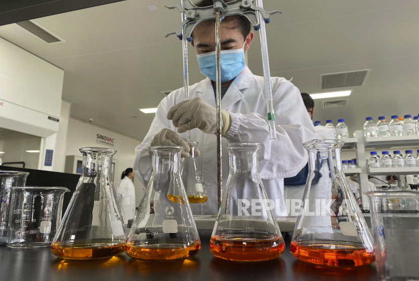 Seorang pekerja bekerja di dalam laboratorium pabrik vaksin SinoVac di Beijing,  Kamis (24/9). Distribusi vaksin Covid-19 kepada masyarakat ditargetkan pemerintah mulai dilakukan pada awal tahun depan.