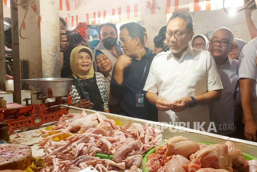 Menteri Perdagangan Zulkifli Hasan berdialog dengan pedagang daging ayam di los daging Pasar Bandarjo, Kecamatan Ungaran Barat, Kabupaten Semarang, Jawa Tengah, Jumat (30/6/2023).