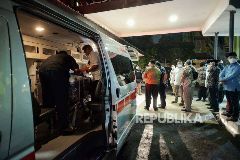 Keluarga dan kerabat membawa peti jenazah anggota Dewan Pengawas Komisi Pemberantasan Korupsi (KPK) Artidjo Alkostar kedalam mobil ambulan di RS Polri, Kramat Jati, Jakarta Timur, Ahad (28/2). Anggota Dewan Pengawas KPK Artidjo Alkostar meninggal dunia sekitar pukul 14.00 WIB di umur 72 tahun karena penyakit jantung dan paru-paru, dan rencananya akan dimakamkan di Yogyakarta.