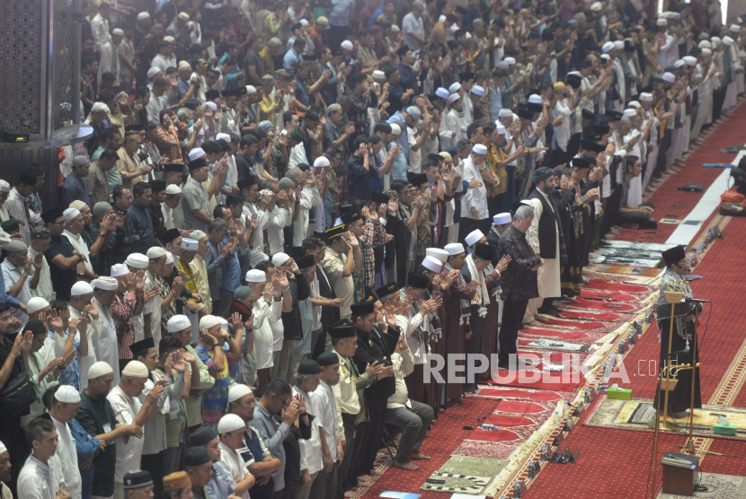 Suasana shalat gaib untuk Pemimpin Biro Politik Hamas Ismail Haniyeh di  Masjid Istiqlal, Jakarta, Jumat (2/8/2024). Shalat tersebut dilakukan untuk mendoakan pemimpin Biro Politik Hamas Ismail Haniyeh yang gugur akibat serangan udara Israel di Iran. Ribuan jamaah Istiqlal besama-sama melaksanakan Shalat gaib itu yang dipimpin langsung oleh Imam Besar Masjid Istiqlal KH Nasaruddin Umar.