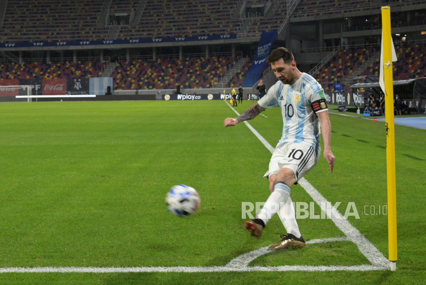 Bintang Argentina Lionel Messi saat melakukan tendangan sudut. 