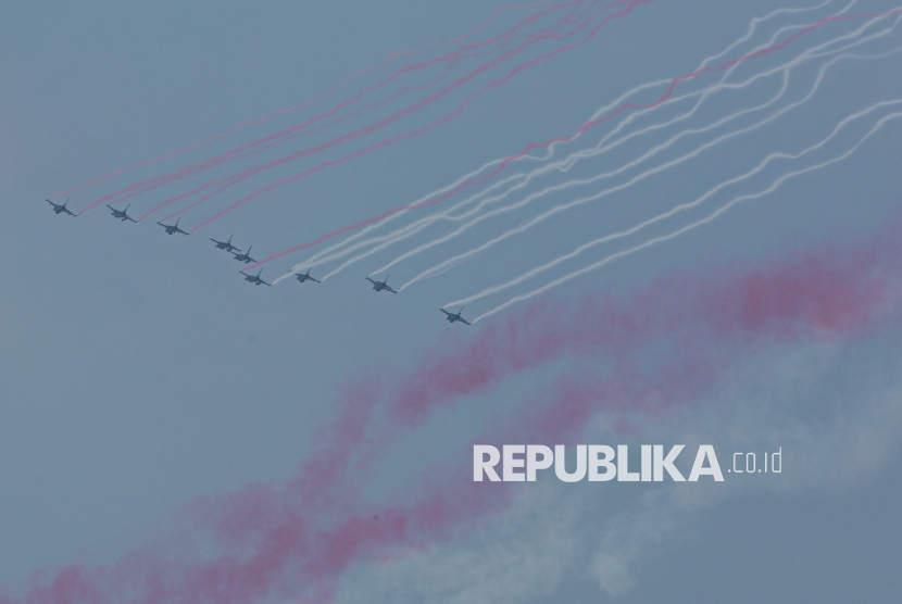 Atraksi pesawat tempur TNI dalam upacara HUT ke-80 TNI di kawasan Silang Monas, Jakarta, Ahad (5/10/2025). Pada peringatan HUT ke-80 TNI mengangkat tema besar TNI Prima, TNI Rakyat, Indonesia Maju. Selain upacara, gelaran HUT ke-80 TNI ini menampilkan sejumlah atraksi pesawat tempur, terjung payung, pengibaran bendera Merah Putih di atas langit Jakarta hingga simulasi pembebasan tawanan oleh pasukan TNI.