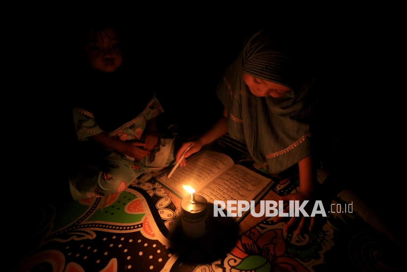 Listrik di Aceh Masih Padam, Warga Andalkan Lampu Minyak untuk Penerangan