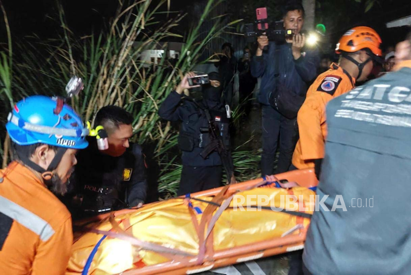 Petugas mengevakuasi jasad seorang pemuda yang ditemukan meninggal dunia di bawah jembatan kawasan Jalan Letnan Harun, Kecamatan Bungursari, Kota Tasikmalaya, Jawa Barat, Sabtu (9/9/2023). 