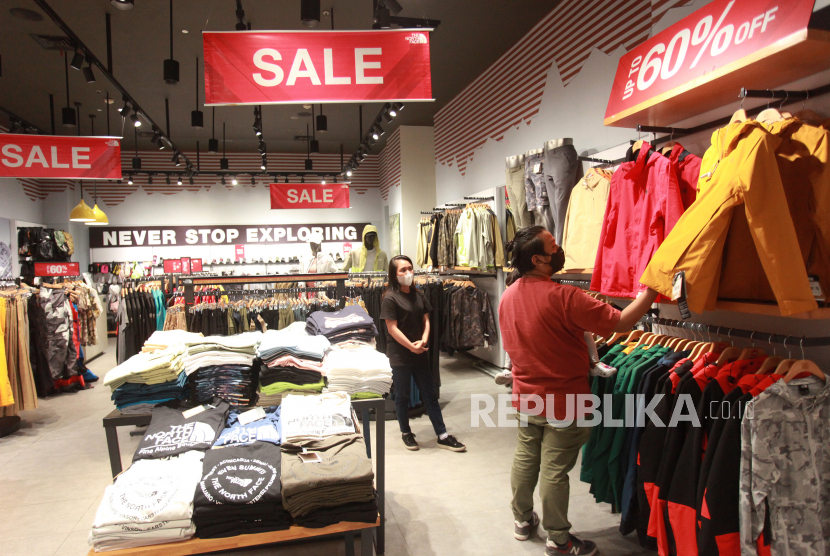 Pengunjung memilih pakaian yang dijual di Kuningan City Mall, Jakarta, Senin (26/12/2022). Hippindo mendukung upaya pemerintah menghentikan impor pakaian bekas yang dilakukan secara ilegal.