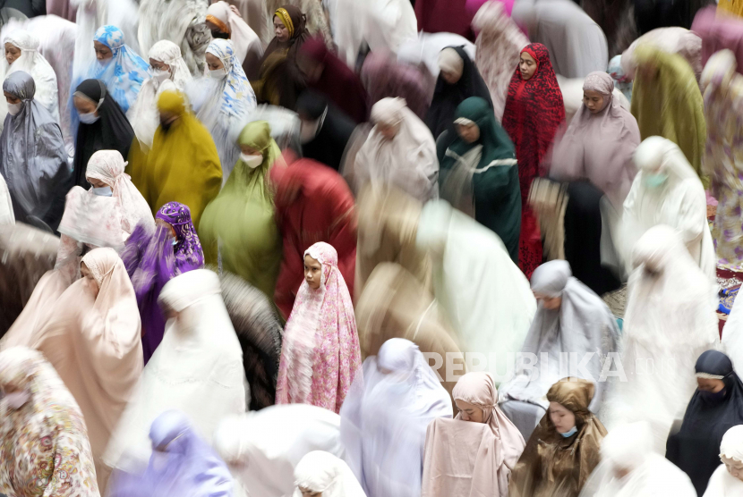 Dokter spesialis paru mengingatkan masyarakat tetap mengenakan masker saat melakukan ibadah sholat tarawih di masjid. 